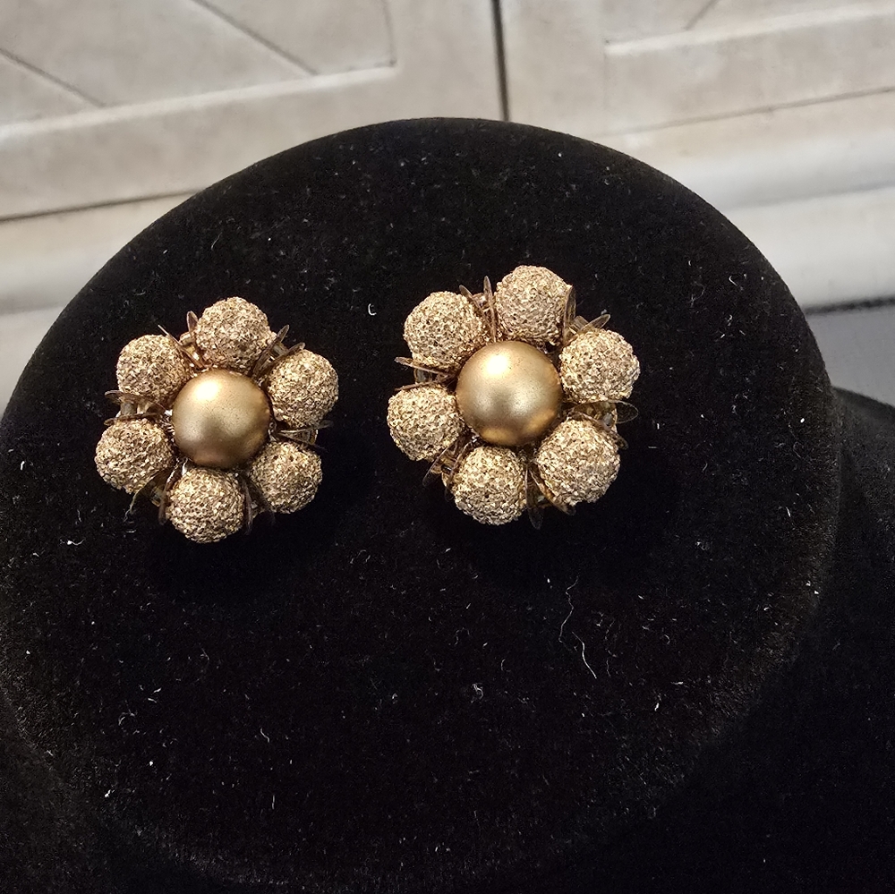 Japan Elegant Gold Flower Clip On Earrings